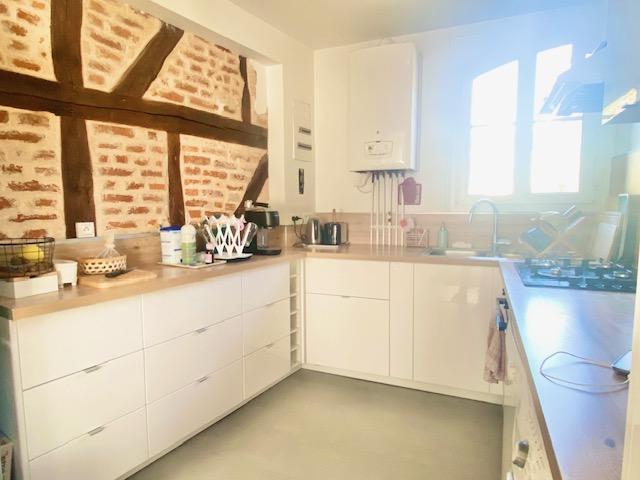 A vendreCet appartement de charme ancien parquet, moulure, cheminée en très bon état  de 78 m2 avec cave et parking fermé.