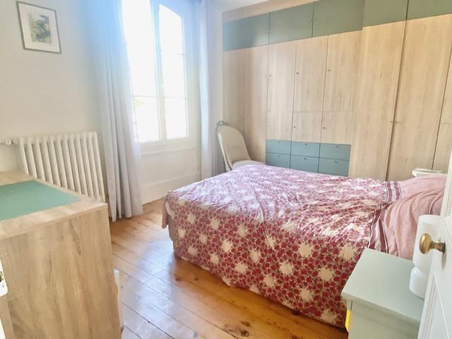 Cet appartement de charme ancien parquet, moulure, cheminée en très bon état  de 78 m2 avec cave et parking fermé.