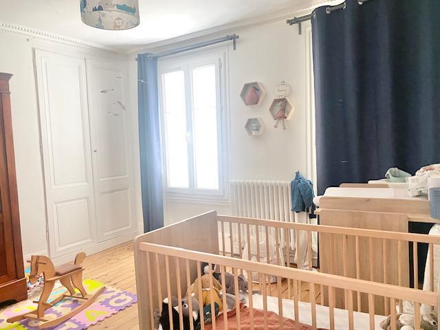 Cet appartement de charme ancien parquet, moulure, cheminée en très bon état  de 78 m2 avec cave et parking fermé.