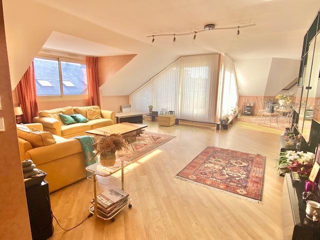 En exclusivité  A vendre Rouen place saint marc rive droite "une maison sur le toit"  Cet appartement  T 5 avec terrasse, ascenseur, double parking, cave plein sud et calme  dans une résidence de bon standing .  Très fonctionnel avec ses 142 m2 habitable et sa terrasse de 12 m2  orientée plein sud.  Son organisation en entrée avec rangement, cuisine équipée, grand séjour salon avec accès terrasse, 3 chambres salle de bains, salle de douches, deux wc et de nombreux rangements.  Une pompe à chaleur...