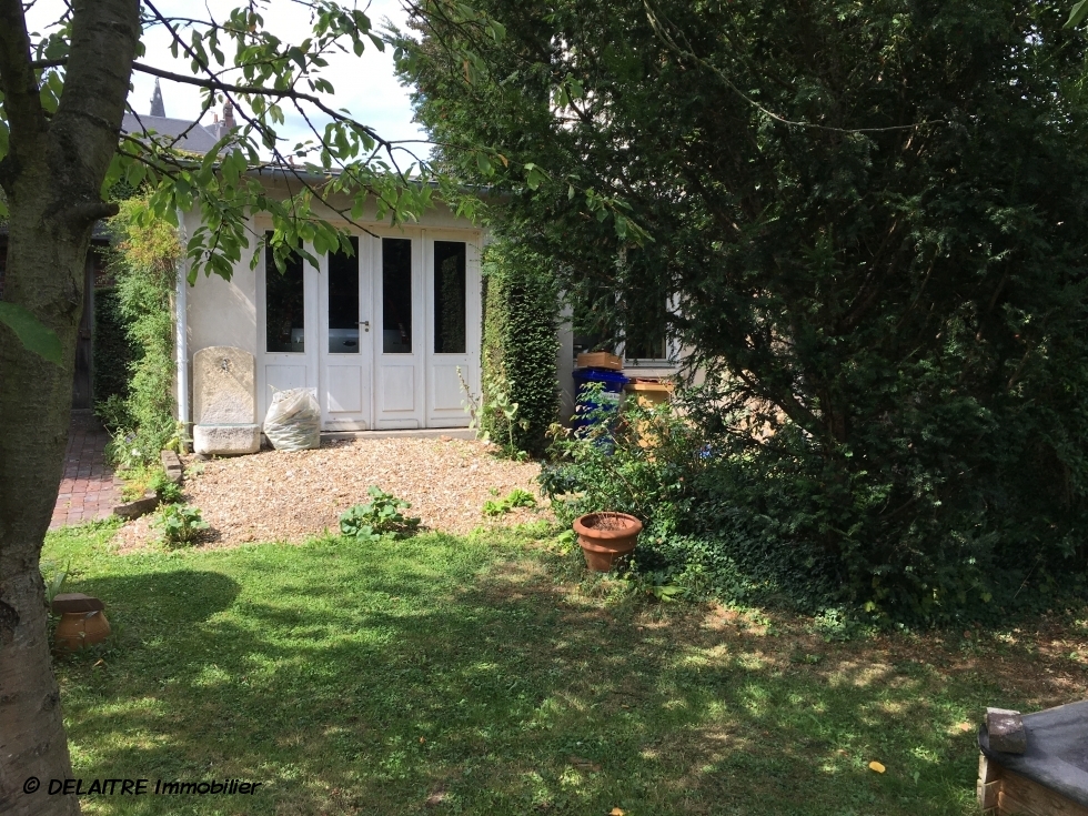 A vendre à  Rouen jouvenet maison anciene  de charme de 189 m2 hab avec double garage et grand jardin clos de murs.  Elle est organisée en un RDC  avec entrée, un grand séjour avec cheminée,une  grande cuisine équipée avec coin repas,un  jardin d'hivers, une salle à manger,un vestiaire et un wc.