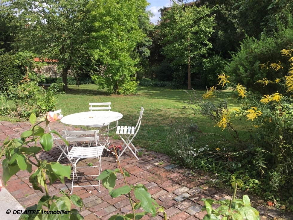 A vendre à  Rouen jouvenet maison anciene  de charme de 189 m2 hab avec double garage et grand jardin clos de murs.  Elle est organisée en un RDC  avec entrée, un grand séjour avec cheminée,une  grande cuisine équipée avec coin repas,un  jardin d'hivers, une salle à manger,un vestiaire et un wc.