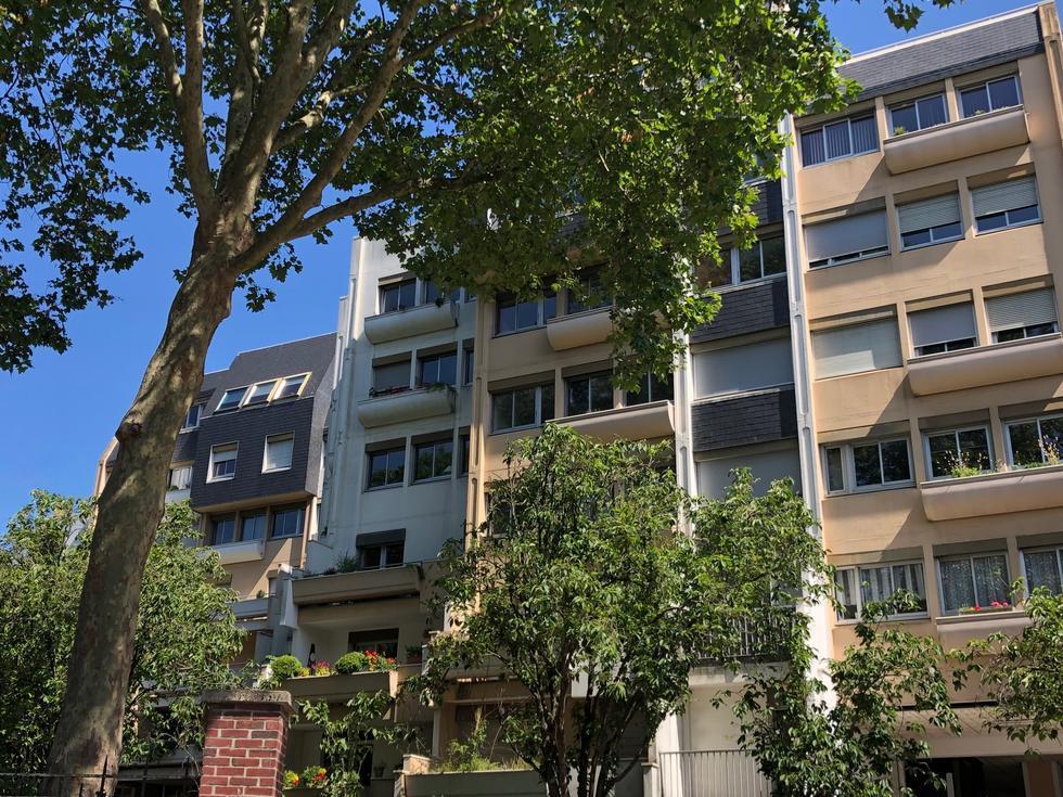 Vous voulez acheter de l'immobilier à Rouen jardin de l'hotel de ville?  profitez de la vente de cet appartement T4 de 90m2 comprenant : une entrée,un grand séjour, une cuisine équipée avec un coin repas, deux belles chambres, une salle de douches, et de nombreux rangements.  vous profiterez d'une vue dégagée sur les jardins de l'hotel de ville et une exposition plein sud.