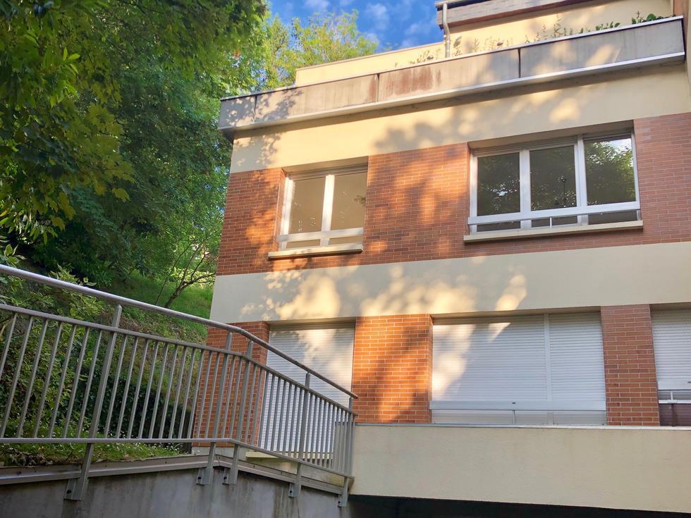 Situé sur mont saint aignan saint andré résidentiel  cet appartement f3 au calme,  chauffé individuellement, comprend une entrée, une cuisine équipée, un grand séjour, une salle de bains, deux chambres ainsi qu'un un wc indépendant .  Vous pourrez profiter d'un garage en sous sol, d'une cave et d'un ascenceur.