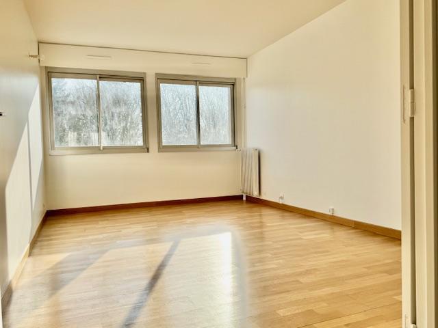 A vendre Rouen Appartement résidence de l'hotel de ville vue sur jardin sud , calme avec cave et  parking en sous sol.  Cet appartement  plein sud avec ascenseur  en très bon état de 64,40 m2 et  très fonctionnel est organisé en :  Une entrée indépendante, un séjour, une cuisine, deux chambres, une salle de douches, wc indépendant, rangement.  Classement énergétique D pour 218, 333 lots de copropriété  Appel de  charges annuelles 2560 € chauffage , eau chaude et froide ainsi que toutes les charges d...