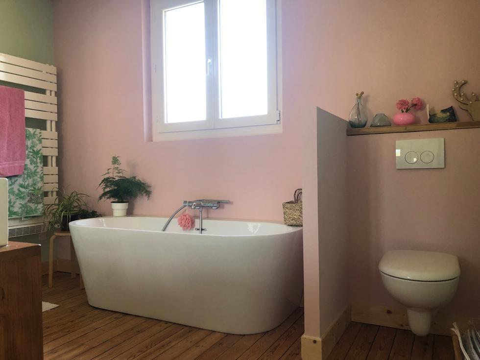Si vous souhaitez acheter une maison ancienne rouen rive droite à proximité du chu ,  cette maison de 174 m2 habitable sur sous sol avec  jardin , offrant une belle réception , une cuisine équipée avec un coin repas, cinq chambres , une grande salle de bains, une salle de douches, deux wc et une lingerie chaufferie peux vous concerner !  elle est chauffée au gaz et en très bon état intérieur.  elle est proposée au prix de 335000€ TTC FAI honoraires agence charge vendeur.