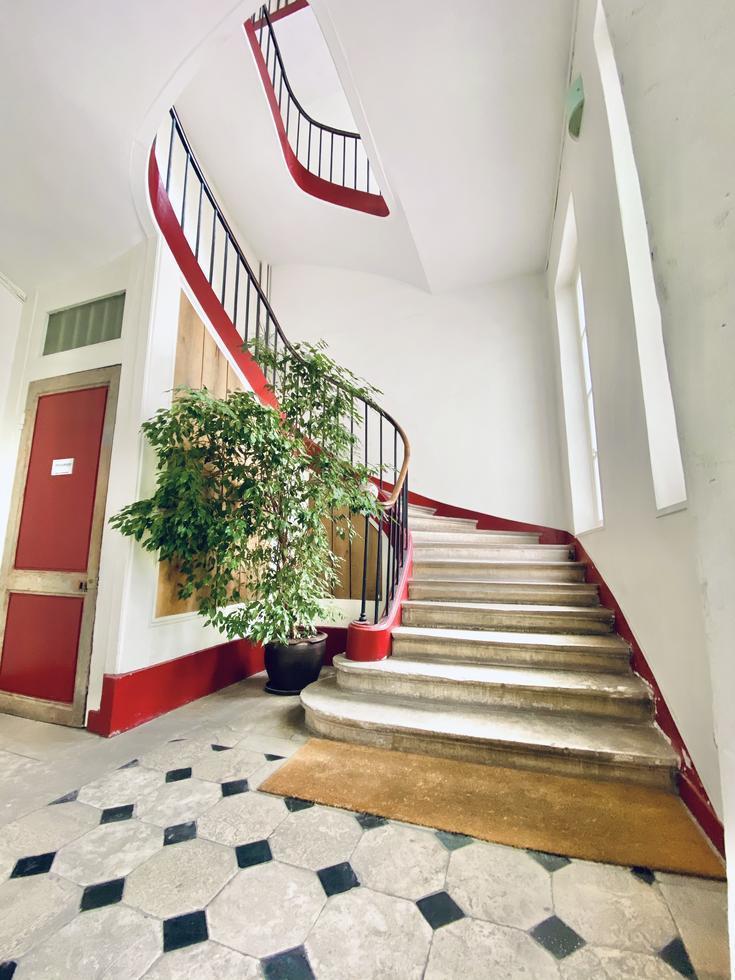 A vendre à acheter dans  immeuble bien tenu, cet appartement ancien et traversant en hyper centre de Rouen  avec parquets, moulures, cheminée pour  112 m2 avec une cave et parking fermé.