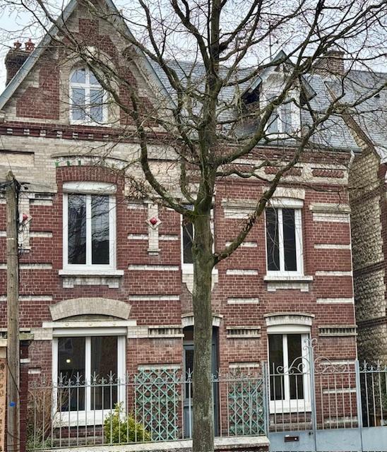 Rouen, résidentiel Jardin des Plantes. Maison ancienne indépendante 120 m2 habitables avec jardins dépendance et cave complète Son organisation fonctionnelle propose une entrée avec rangement, un grand salon avec Cheminee, une salle à manger, une cuisine Meublée, une salle de douche avec WC. Dans les étages, quatre chambres, salle de douche avec WC. La production de l'eau chaude ainsi que le chauffage sont produit par une chaudière au gaz récente classée en D. Révélant une bonne qualité de performance...