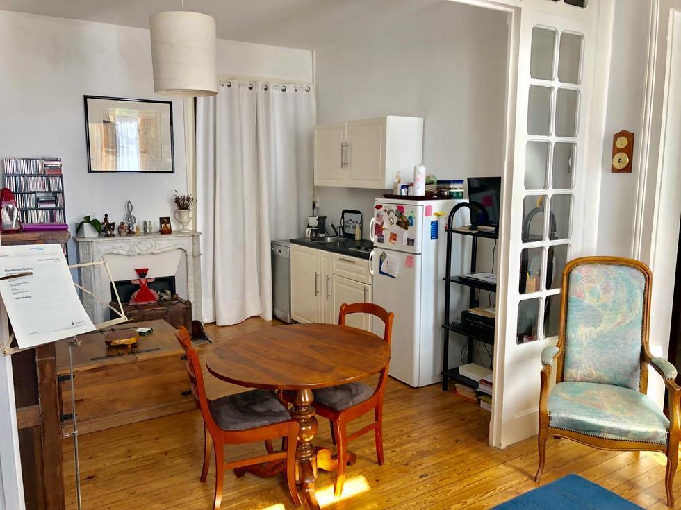 vous cherchez un appartement T1 bis de 35 m2 avec un parking à vendre ?  Delaitre immobilier vous propose d'acheter à Rouen gare ,dans un bel immeuble ancien au calme, cet appartement comprenant une veritable entrée, un séjour avec cuisine équipée ouverte, salon faisant office d'espace nuit, une salle de douches offrant un grand receveur,une lingerie avec  wc.   12 lots de copropriété charges annuelles 880€  il est proposé au prix de 120000€ TTC FAI honoraires agence charge vendeur