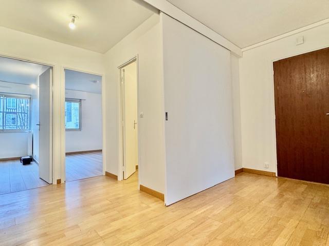 A vendre Rouen Appartement résidence de l'hotel de ville vue sur jardin sud , calme avec cave et  parking en sous sol.  Cet appartement  plein sud avec ascenseur  en très bon état de 64,40 m2 et  très fonctionnel est organisé en :  Une entrée indépendante, un séjour, une cuisine, deux chambres, une salle de douches, wc indépendant, rangement.  Classement énergétique D pour 218, 333 lots de copropriété  Appel de  charges annuelles 2560 € chauffage , eau chaude et froide ainsi que toutes les charges d...