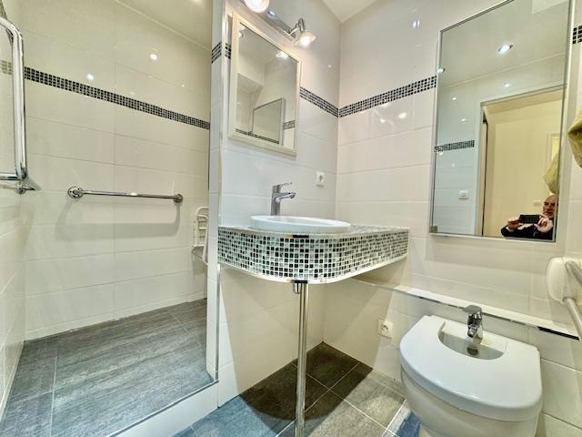 A vendre Rouen Appartement résidence de l'hotel de ville vue sur jardin sud , calme avec cave et  parking en sous sol.  Cet appartement  plein sud avec ascenseur  en très bon état de 64,40 m2 et  très fonctionnel est organisé en :  Une entrée indépendante, un séjour, une cuisine, deux chambres, une salle de douches, wc indépendant, rangement.  Classement énergétique D pour 218, 333 lots de copropriété  Appel de  charges annuelles 2560 € chauffage , eau chaude et froide ainsi que toutes les charges d...
