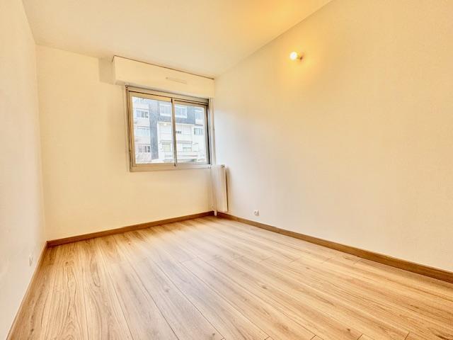 A vendre Rouen Appartement résidence de l'hotel de ville vue sur jardin sud , calme avec cave et  parking en sous sol.  Cet appartement  plein sud avec ascenseur  en très bon état de 64,40 m2 et  très fonctionnel est organisé en :  Une entrée indépendante, un séjour, une cuisine, deux chambres, une salle de douches, wc indépendant, rangement.  Classement énergétique D pour 218, 333 lots de copropriété  Appel de  charges annuelles 2560 € chauffage , eau chaude et froide ainsi que toutes les charges d...