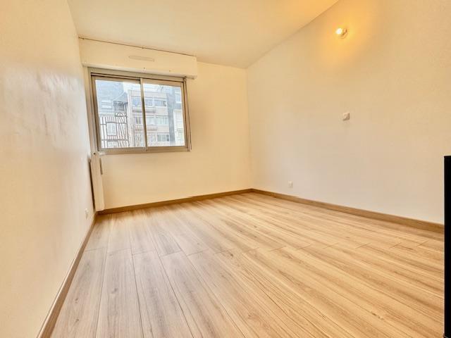 A vendre Rouen Appartement résidence de l'hotel de ville vue sur jardin sud , calme avec cave et  parking en sous sol.  Cet appartement  plein sud avec ascenseur  en très bon état de 64,40 m2 et  très fonctionnel est organisé en :  Une entrée indépendante, un séjour, une cuisine, deux chambres, une salle de douches, wc indépendant, rangement.  Classement énergétique D pour 218, 333 lots de copropriété  Appel de  charges annuelles 2560 € chauffage , eau chaude et froide ainsi que toutes les charges d...
