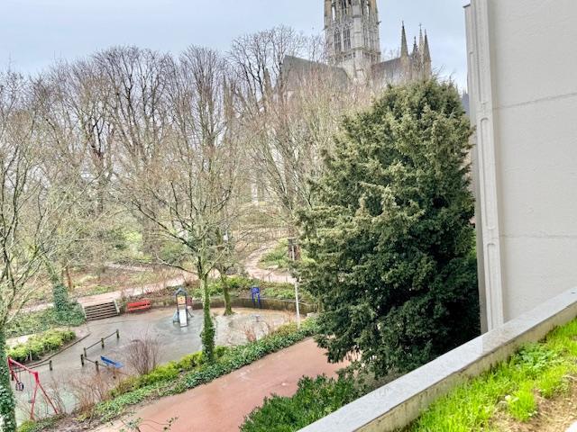 A vendre Rouen Appartement résidence de l'hotel de ville vue sur jardin sud , calme avec cave et  parking en sous sol.  Cet appartement  plein sud avec ascenseur  en très bon état de 64,40 m2 et  très fonctionnel est organisé en :  Une entrée indépendante, un séjour, une cuisine, deux chambres, une salle de douches, wc indépendant, rangement.  Classement énergétique D pour 218, 333 lots de copropriété  Appel de  charges annuelles 2560 € chauffage , eau chaude et froide ainsi que toutes les charges d...