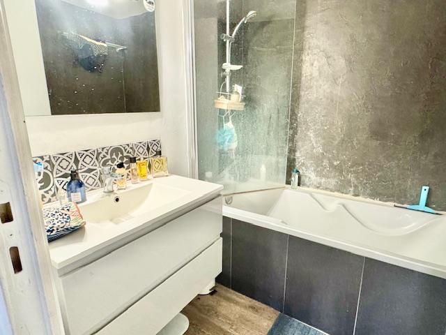 ROUEN GARE DANS BEL IMMEUBLE ANCIEN   Appartement entièrement meublé  55 m2 / 75m2 au sol  Entrée, séjour ouvert sur cuisine équipée  2 chambres, salle de bains, wc,  chauff collectif /eau chaude ind électrique  Copropriété 13 lots / charges annuelles 1080 €  Prix 220 000€ FAI TTC  Honoraires inclus charge vendeur