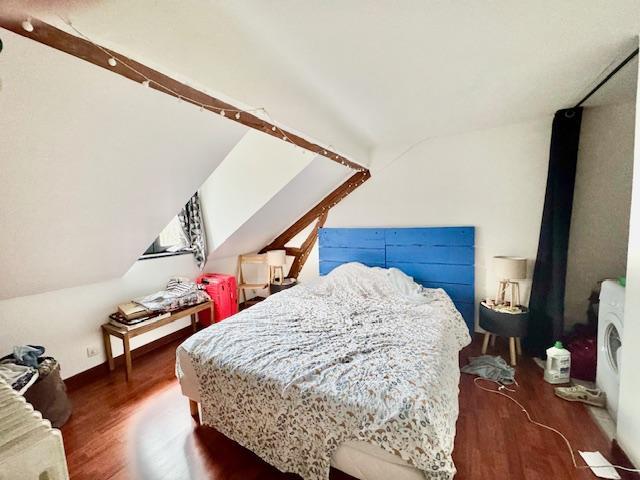 ROUEN GARE DANS BEL IMMEUBLE ANCIEN   Appartement entièrement meublé  55 m2 / 75m2 au sol  Entrée, séjour ouvert sur cuisine équipée  2 chambres, salle de bains, wc,  chauff collectif /eau chaude ind électrique  Copropriété 13 lots / charges annuelles 1080 €  Prix 220 000€ FAI TTC  Honoraires inclus charge vendeur