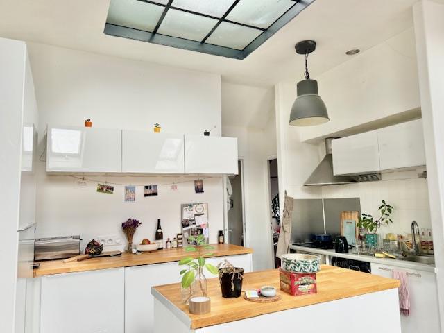 ROUEN GARE DANS BEL IMMEUBLE ANCIEN   Appartement entièrement meublé  55 m2 / 75m2 au sol  Entrée, séjour ouvert sur cuisine équipée  2 chambres, salle de bains, wc,  chauff collectif /eau chaude ind électrique  Copropriété 13 lots / charges annuelles 1080 €  Prix 220 000€ FAI TTC  Honoraires inclus charge vendeur