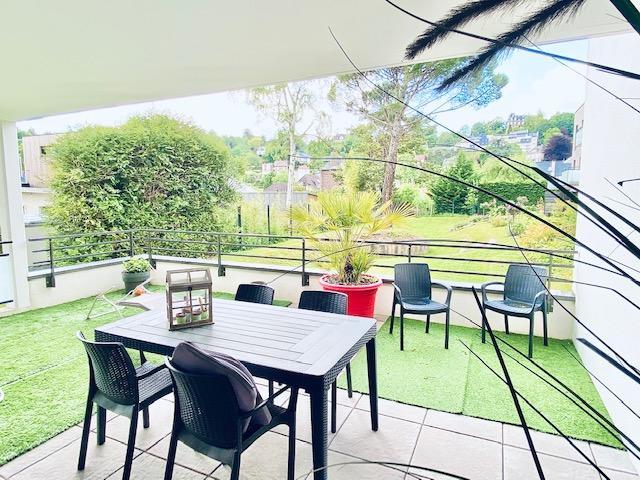 A vendre  à Mont Saint Aignan résidentiel proximité gare de Rouen cet appartement en parfait état et  de très bon standing encore sous garantie gros oeuvre.  Organisé sur 146 m2 habitable, 78 m2 de terrasse donnant sur jardin  au calme, garage 2 voitures