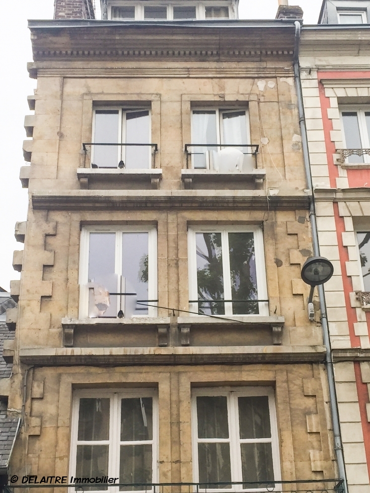 l'agence immobilière de ROUEN a à vendre , un APPARTEMENT ancien  A RENOVER AU CALME ET LUMINEUX .  il offre , UNE ENTREE, une SALLE DE DOUCHES AV WC ,une PIECE PRINCIPALE et une CUISINE . son CHAUFFage est  INDIVIDUEL.