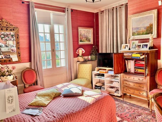 BIHOREL JOUVENET Maison ancienne 200m2 hab   grand jardin garage 3 voitures   Entrée, séjour, salon, salle à manger,  5 chambres, salle de bains 2 salles douches chauffage - eau chaude gaz, jardin 1300m2 Prix 800 000€ FAI TTC Honoraires charge vendeur DELAITRE IMMOBILIER LE CONSEIL SERIEUX
