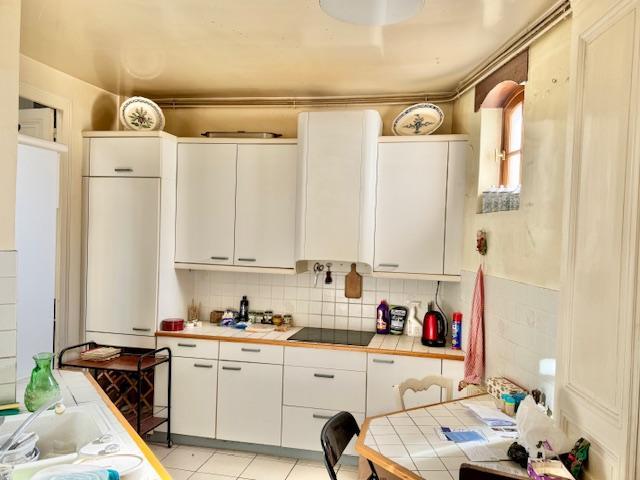 A vendre ROUEN GARE, CENTRE VILLE  APPARTEMENT DE STYLE 161 m2 avec ascenseur et balcon, possible achat 1 place de parking en sous sol protégé.   "PARQUETS, MOULURES, CHEMINEES, HAUTEURS DE PLAFOND plus de trois mètre"  Il offre une organisation très fonctionnelle par une entrée, un séjour salon, une cuisine équipée aménagée avec arrière cuisine,  3 chambres, salle de bains et salle de douches, nombreux rangements   2 caves et un cellier. A propos de la copropriété, 7 lot principaux  charges annuelles...