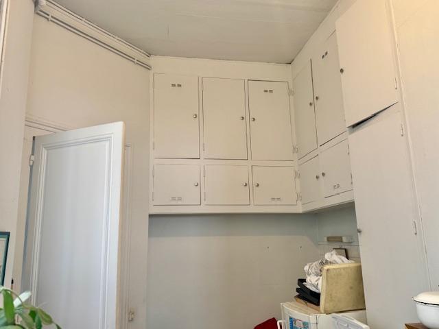 A vendre ROUEN GARE, CENTRE VILLE  APPARTEMENT DE STYLE 161m2 avec ascenseur et balcon, possible achat 1 place de parking en sous sol protégé.   "PARQUETS, MOULURES, CHEMINEES, HAUTEURS DE PLAFOND plus de trois mètre"  Il offre une organisation très fonctionnelle par une entrée, un séjour salon, une cuisine équipée aménagée avec arrière cuisine,  3 chambres, salle de bains et salle de douches, nombreux rangements   2 caves et un cellier. A propos de la copropriété, 7 lot principaux  charges annuelles...