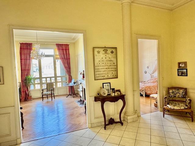 A vendre ROUEN GARE, CENTRE VILLE  APPARTEMENT DE STYLE 161 m2 avec ascenseur et balcon, possible achat 1 place de parking en sous sol protégé.   "PARQUETS, MOULURES, CHEMINEES, HAUTEURS DE PLAFOND plus de trois mètre"  Il offre une organisation très fonctionnelle par une entrée, un séjour salon, une cuisine équipée aménagée avec arrière cuisine,  3 chambres, salle de bains et salle de douches, nombreux rangements   2 caves et un cellier. A propos de la copropriété, 7 lot principaux  charges annuelles...