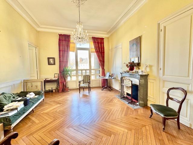 A vendre ROUEN GARE, CENTRE VILLE  APPARTEMENT DE STYLE 161 m2 avec ascenseur et balcon, possible achat 1 place de parking en sous sol protégé.   "PARQUETS, MOULURES, CHEMINEES, HAUTEURS DE PLAFOND plus de trois mètre"  Il offre une organisation très fonctionnelle par une entrée, un séjour salon, une cuisine équipée aménagée avec arrière cuisine,  3 chambres, salle de bains et salle de douches, nombreux rangements   2 caves et un cellier. A propos de la copropriété, 7 lot principaux  charges annuelles...
