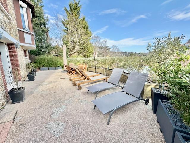 MONT SAINT AIGNAN GARE   MAISON INDEPENDANTE,VUE DEGAGEE, PLEIN  SUD  PARKINGS,TERRASSE, JARDIN,  Entrée, séjour salon cheminée, cuisine équipée  5 chs, salle de bains et douches, très bon état   Prix 418 000€ FAI TTC  Honoraires inclus 4,5% charge acquéreur  DELAITRE IMMOBILIER  LE CONSEIL SERIEUX