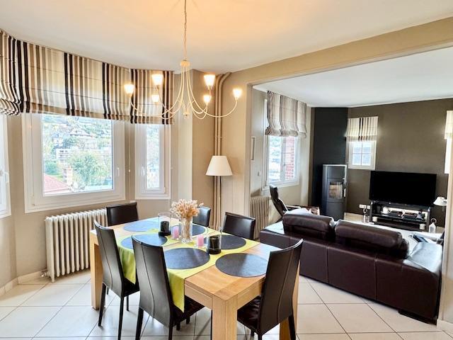MONT SAINT AIGNAN GARE   MAISON INDEPENDANTE,VUE DEGAGEE, PLEIN  SUD  PARKINGS,TERRASSE, JARDIN,  Entrée, séjour salon cheminée, cuisine équipée  5 chs, salle de bains et douches, très bon état   Prix 418 000€ FAI TTC  Honoraires inclus 4,5% charge acquéreur  DELAITRE IMMOBILIER  LE CONSEIL SERIEUX