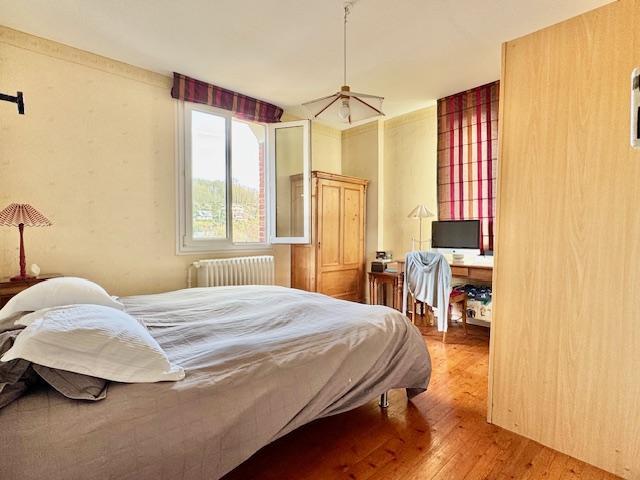 MONT SAINT AIGNAN GARE   MAISON INDEPENDANTE,VUE DEGAGEE, PLEIN  SUD  PARKINGS,TERRASSE, JARDIN,  Entrée, séjour salon cheminée, cuisine équipée  5 chs, salle de bains et douches, très bon état   Prix 418 000€ FAI TTC  Honoraires inclus 4,5% charge acquéreur  DELAITRE IMMOBILIER  LE CONSEIL SERIEUX