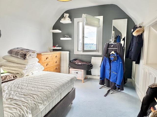 MONT SAINT AIGNAN GARE   MAISON INDEPENDANTE,VUE DEGAGEE, PLEIN  SUD  PARKINGS,TERRASSE, JARDIN,  Entrée, séjour salon cheminée, cuisine équipée  5 chs, salle de bains et douches, très bon état   Prix 418 000€ FAI TTC  Honoraires inclus 4,5% charge acquéreur  DELAITRE IMMOBILIER  LE CONSEIL SERIEUX