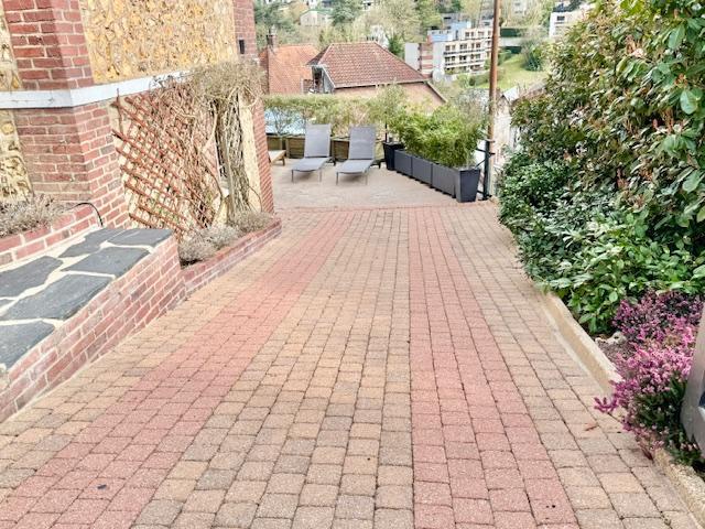 MONT SAINT AIGNAN GARE   MAISON INDEPENDANTE,VUE DEGAGEE, PLEIN  SUD  PARKINGS,TERRASSE, JARDIN,  Entrée, séjour salon cheminée, cuisine équipée  5 chs, salle de bains et douches, très bon état   Prix 418 000€ FAI TTC  Honoraires inclus 4,5% charge acquéreur  DELAITRE IMMOBILIER  LE CONSEIL SERIEUX