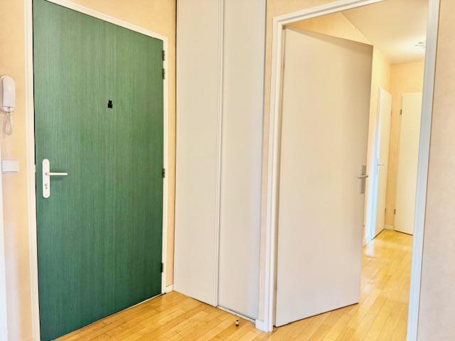 L'agence DELAITRE IMMOBILIER vous propose  EN EXCLUSIVITE  Proche CHU avec  toutes commodités dans une résidence récente  de bon standing sécurisée avec bel environnement,   CET APPARTEMENT DE 67 M2 AVEC GARAGE ASCENSEUR ET EXTERIEUR AU CALME PLEIN SUD OUEST.  Vous profiterez d'une entrée en couloir donnant sur un séjour de 23 m2 avec balcon , d'une cuisine équipée et aménagée, d'une salle de douches de qualité, de deux chambres et de nombreux rangements.  Son chauffage et sa production d'eau chaude...