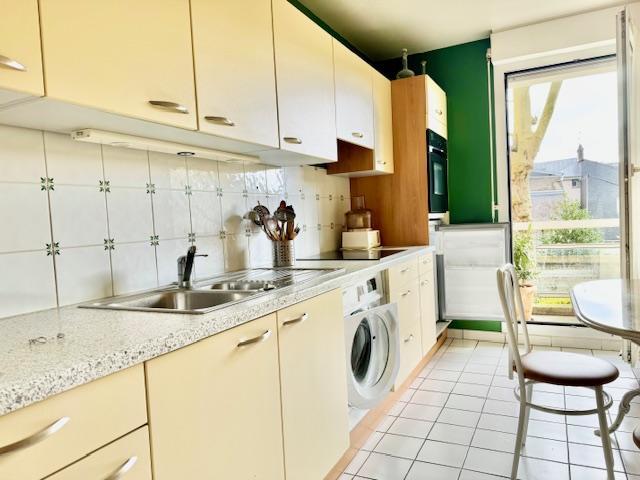 L'agence DELAITRE IMMOBILIER vous propose  EN EXCLUSIVITE  Proche CHU avec  toutes commodités dans une résidence récente  de bon standing sécurisée avec bel environnement,   CET APPARTEMENT DE 67 M2 AVEC GARAGE ASCENSEUR ET EXTERIEUR AU CALME PLEIN SUD OUEST.  Vous profiterez d'une entrée en couloir donnant sur un séjour de 23 m2 avec balcon , d'une cuisine équipée et aménagée, d'une salle de douches de qualité, de deux chambres et de nombreux rangements.  Son chauffage et sa production d'eau chaude...