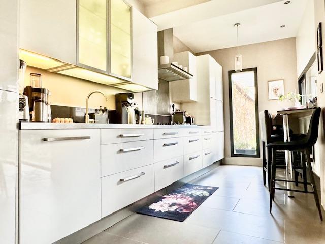 RARE A LA VENTE  ROUEN RIVE DROITE GARE  DELAITRE IMMOBILIER VOUS PROPOSE  UNE PROPRIÉTÉ DE STYLE  DE 260 M2 IDÉALEMENT SITUÉE A PROXIMITÉ DE LA GARE  PROCHE DU CENTRE VILLE AVEC JARDIN CLOS DE MURS AU CALME VOUS PROFITEREZ D’UNE ENTRÉE , UNE CUISINE  ÉQUIPÉE DE QUALITE, SÉJOUR, SALON, BUREAU, SALLE A MANGER,TRAVERSANT SUR JARDIN, 7 BELLES CHAMBRES , 3 SALLES DE BAINS ET DOUCHES.  GRENIER AMENAGEABLE  CAVE COMPLETE AVEC CHAUFFERIE ET CAVE A VIN  DEPENDANCE EN JARDIN .  BELLES PRESTATIONS ET  DECORATION ...