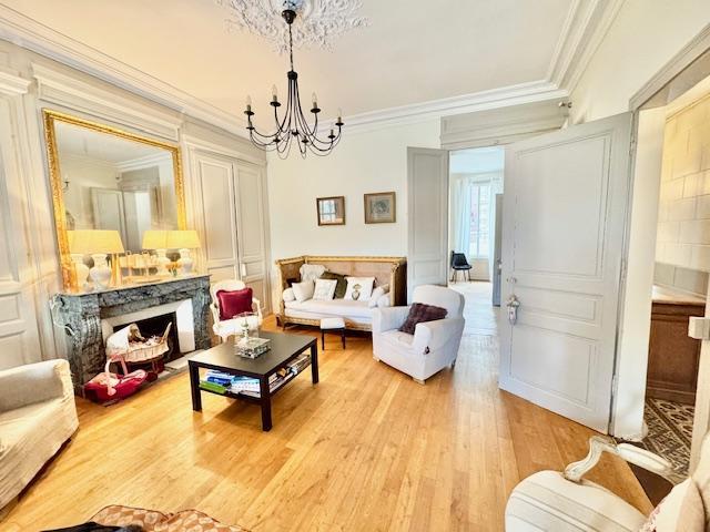 RARE A LA VENTE  ROUEN RIVE DROITE GARE  DELAITRE IMMOBILIER VOUS PROPOSE  UNE PROPRIÉTÉ DE STYLE  DE 260 M2 IDÉALEMENT SITUÉE A PROXIMITÉ DE LA GARE  PROCHE DU CENTRE VILLE AVEC JARDIN CLOS DE MURS AU CALME VOUS PROFITEREZ D’UNE ENTRÉE , UNE CUISINE  ÉQUIPÉE DE QUALITE, SÉJOUR, SALON, BUREAU, SALLE A MANGER,TRAVERSANT SUR JARDIN, 7 BELLES CHAMBRES , 3 SALLES DE BAINS ET DOUCHES.  GRENIER AMENAGEABLE  CAVE COMPLETE AVEC CHAUFFERIE ET CAVE A VIN  DEPENDANCE EN JARDIN .  BELLES PRESTATIONS ET  DECORATION ...