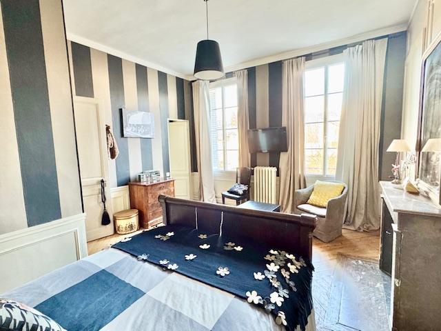 RARE A LA VENTE  ROUEN RIVE DROITE GARE  DELAITRE IMMOBILIER VOUS PROPOSE  UNE PROPRIÉTÉ DE STYLE  DE 260 M2 IDÉALEMENT SITUÉE A PROXIMITÉ DE LA GARE  PROCHE DU CENTRE VILLE AVEC JARDIN CLOS DE MURS AU CALME VOUS PROFITEREZ D’UNE ENTRÉE , UNE CUISINE  ÉQUIPÉE DE QUALITE, SÉJOUR, SALON, BUREAU, SALLE A MANGER,TRAVERSANT SUR JARDIN, 7 BELLES CHAMBRES , 3 SALLES DE BAINS ET DOUCHES.  GRENIER AMENAGEABLE  CAVE COMPLETE AVEC CHAUFFERIE ET CAVE A VIN  DEPENDANCE EN JARDIN .  BELLES PRESTATIONS ET  DECORATION ...