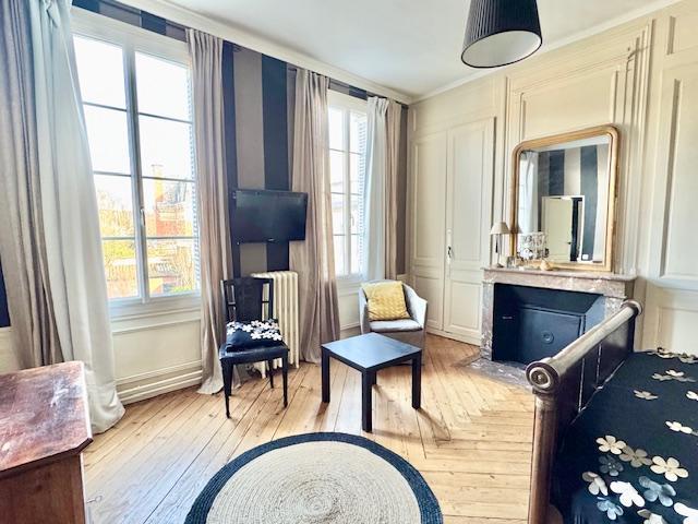 RARE A LA VENTE  ROUEN RIVE DROITE GARE  DELAITRE IMMOBILIER VOUS PROPOSE  UNE PROPRIÉTÉ DE STYLE  DE 260 M2 IDÉALEMENT SITUÉE A PROXIMITÉ DE LA GARE  PROCHE DU CENTRE VILLE AVEC JARDIN CLOS DE MURS AU CALME VOUS PROFITEREZ D’UNE ENTRÉE , UNE CUISINE  ÉQUIPÉE DE QUALITE, SÉJOUR, SALON, BUREAU, SALLE A MANGER,TRAVERSANT SUR JARDIN, 7 BELLES CHAMBRES , 3 SALLES DE BAINS ET DOUCHES.  GRENIER AMENAGEABLE  CAVE COMPLETE AVEC CHAUFFERIE ET CAVE A VIN  DEPENDANCE EN JARDIN .  BELLES PRESTATIONS ET  DECORATION ...