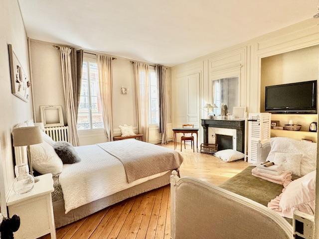 RARE A LA VENTE  ROUEN RIVE DROITE GARE  DELAITRE IMMOBILIER VOUS PROPOSE  UNE PROPRIÉTÉ DE STYLE  DE 260 M2 IDÉALEMENT SITUÉE A PROXIMITÉ DE LA GARE  PROCHE DU CENTRE VILLE AVEC JARDIN CLOS DE MURS AU CALME VOUS PROFITEREZ D’UNE ENTRÉE , UNE CUISINE  ÉQUIPÉE DE QUALITE, SÉJOUR, SALON, BUREAU, SALLE A MANGER,TRAVERSANT SUR JARDIN, 7 BELLES CHAMBRES , 3 SALLES DE BAINS ET DOUCHES.  GRENIER AMENAGEABLE  CAVE COMPLETE AVEC CHAUFFERIE ET CAVE A VIN  DEPENDANCE EN JARDIN .  BELLES PRESTATIONS ET  DECORATION ...