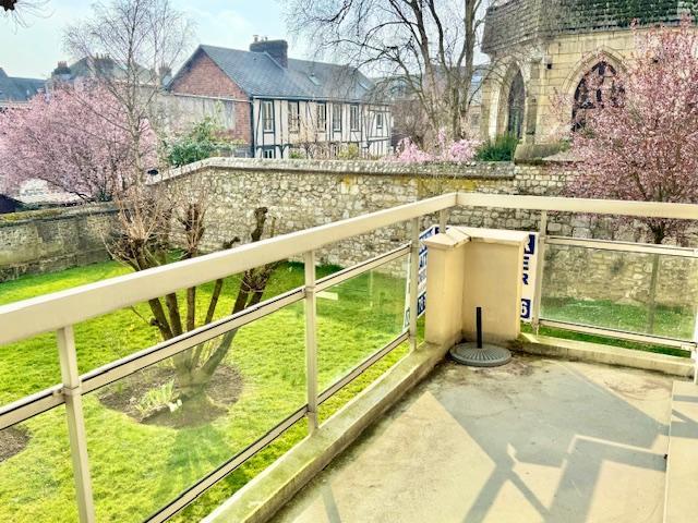 L'agence DELAITRE IMMOBILIER vous propose  EN EXCLUSIVITE  Proche CHU avec  toutes commodités dans une résidence récente  de bon standing sécurisée avec bel environnement,   CET APPARTEMENT DE 67 M2 AVEC GARAGE ASCENSEUR ET EXTERIEUR AU CALME PLEIN SUD OUEST.  Vous profiterez d'une entrée en couloir donnant sur un séjour de 23 m2 avec balcon , d'une cuisine équipée et aménagée, d'une salle de douches de qualité, de deux chambres et de nombreux rangements.  Son chauffage et sa production d'eau chaude...