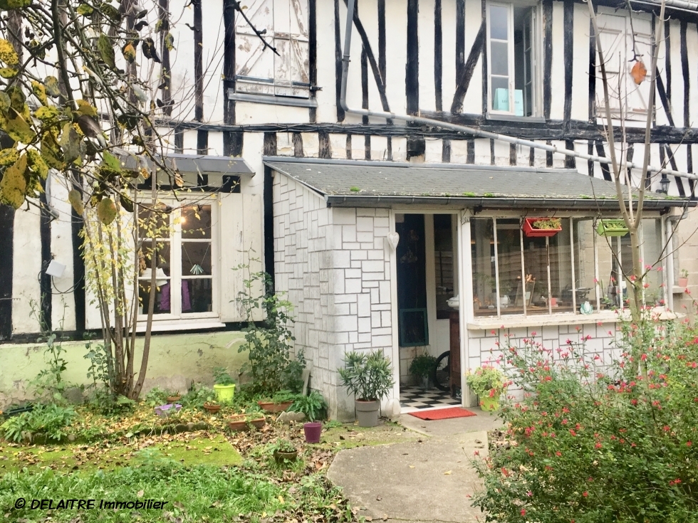 A vendre à Rouen rive droite, cette  maison de charme avec jardin offre un  parking  une entrée, un  atelier, une cuisine avec un  coin repas, un grand salon.