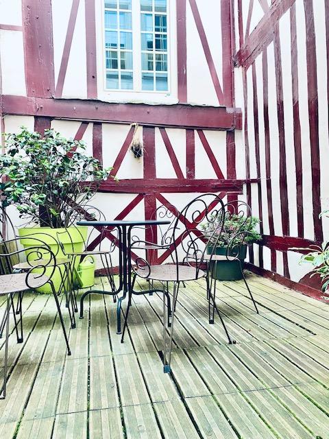 A vendre à acheter Rouen CHU SAINT HILAIRE , cet appartement triplex de charme pour 181 m2 avec terrasse patio à ciel ouvert.