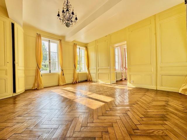 L'agence DELAITRE IMMOBILIER vous propose Mt St AIGNAN Cette propriété unique de style 18è de 230 m2 habitable en pierre de taille / colombage ,  cheminées classées sur jardin 900 m2 paysager exposée EST et OUEST.   Son organisation fonctionnelle se présente en une grande entrée 16 m2, grand séjour salon 37 m2 , une grande cuisine 16 m2 avec cellier donnant sur le jardin et communiquant sur  une salle à manger de 21 m2.  Au premier étage, vous accédez à trois chambres 21, 16, 17 m 2 , dressing, grande...