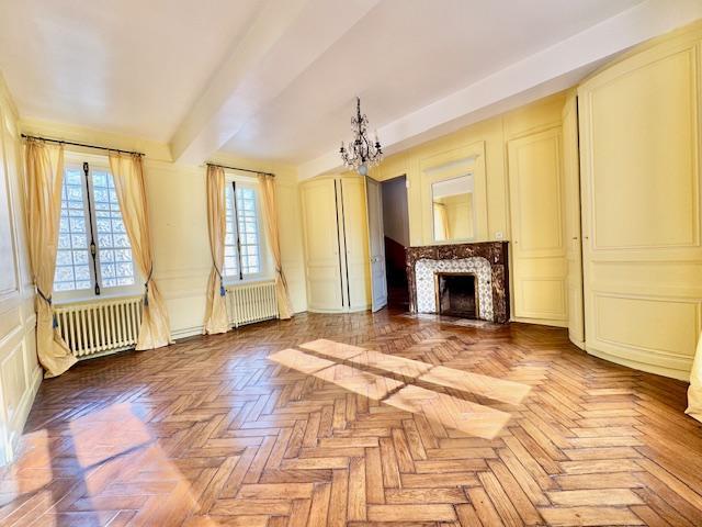 L'agence DELAITRE IMMOBILIER vous propose Mt St AIGNAN ette propriété unique de style 18è de 230 m2 habitable en pierre de taille / colombage ,  cheminées classées sur jardin 900 m2 paysager exposée EST et OUEST.   Son organisation fonctionnelle se présente en une grande entrée 16 m2, grand séjour salon 37 m2 , une grande cuisine 16 m2 avec cellier donnant sur le jardin et communiquant sur  une salle à manger de 21 m2.  Au premier étage, vous accédez à trois chambres 21, 16, 17 m 2 , dressing, grande...