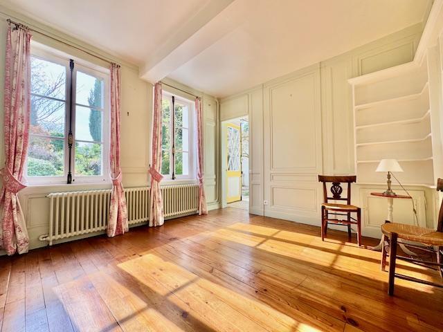 L'agence DELAITRE IMMOBILIER vous propose Mt St AIGNAN Cette propriété unique de style 18è de 230 m2 habitable en pierre de taille / colombage ,  cheminées classées sur jardin 900 m2 paysager exposée EST et OUEST.   Son organisation fonctionnelle se présente en une grande entrée 16 m2, grand séjour salon 37 m2 , une grande cuisine 16 m2 avec cellier donnant sur le jardin et communiquant sur  une salle à manger de 21 m2.  Au premier étage, vous accédez à trois chambres 21, 16, 17 m 2 , dressing, grande...