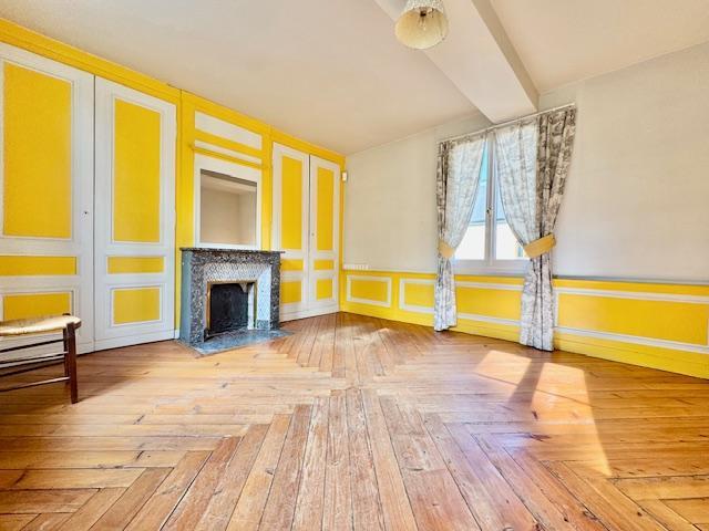 L'agence DELAITRE IMMOBILIER vous propose Mt St AIGNAN Cette propriété unique de style 18è de 230 m2 habitable en pierre de taille / colombage ,  cheminées classées sur jardin 900 m2 paysager exposée EST et OUEST.   Son organisation fonctionnelle se présente en une grande entrée 16 m2, grand séjour salon 37 m2 , une grande cuisine 16 m2 avec cellier donnant sur le jardin et communiquant sur  une salle à manger de 21 m2.  Au premier étage, vous accédez à trois chambres 21, 16, 17 m 2 , dressing, grande...