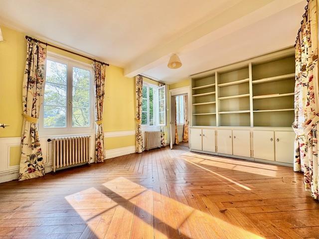 L'agence DELAITRE IMMOBILIER vous propose Mt St AIGNAN Cette propriété unique de style 18è de 230 m2 habitable en pierre de taille / colombage ,  cheminées classées sur jardin 900 m2 paysager exposée EST et OUEST.   Son organisation fonctionnelle se présente en une grande entrée 16 m2, grand séjour salon 37 m2 , une grande cuisine 16 m2 avec cellier donnant sur le jardin et communiquant sur  une salle à manger de 21 m2.  Au premier étage, vous accédez à trois chambres 21, 16, 17 m 2 , dressing, grande...