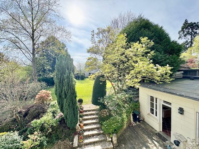 L'agence DELAITRE IMMOBILIER vous propose Mt St AIGNAN Cette propriété unique de style 18è de 230 m2 habitable en pierre de taille / colombage ,  cheminées classées sur jardin 900 m2 paysager exposée EST et OUEST.   Son organisation fonctionnelle se présente en une grande entrée 16 m2, grand séjour salon 37 m2 , une grande cuisine 16 m2 avec cellier donnant sur le jardin et communiquant sur  une salle à manger de 21 m2.  Au premier étage, vous accédez à trois chambres 21, 16, 17 m 2 , dressing, grande...