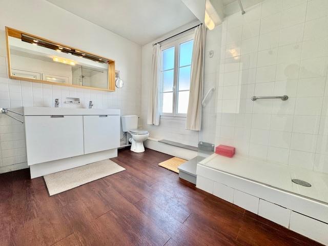 L'agence DELAITRE IMMOBILIER vous propose Mt St AIGNAN ette propriété unique de style 18è de 230 m2 habitable en pierre de taille / colombage ,  cheminées classées sur jardin 900 m2 paysager exposée EST et OUEST.   Son organisation fonctionnelle se présente en une grande entrée 16 m2, grand séjour salon 37 m2 , une grande cuisine 16 m2 avec cellier donnant sur le jardin et communiquant sur  une salle à manger de 21 m2.  Au premier étage, vous accédez à trois chambres 21, 16, 17 m 2 , dressing, grande...